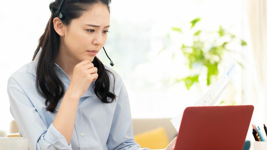 リモートワークで困った表情をする女性