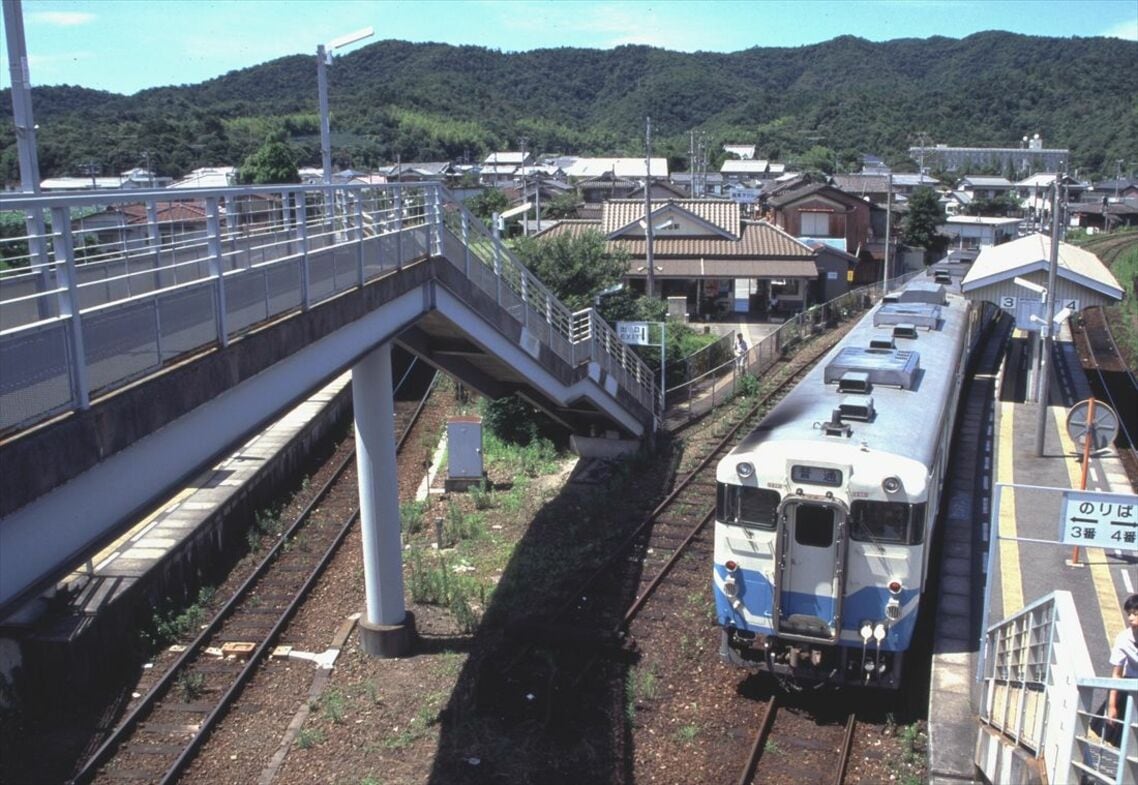 高徳線から鳴門線が分岐する池谷駅