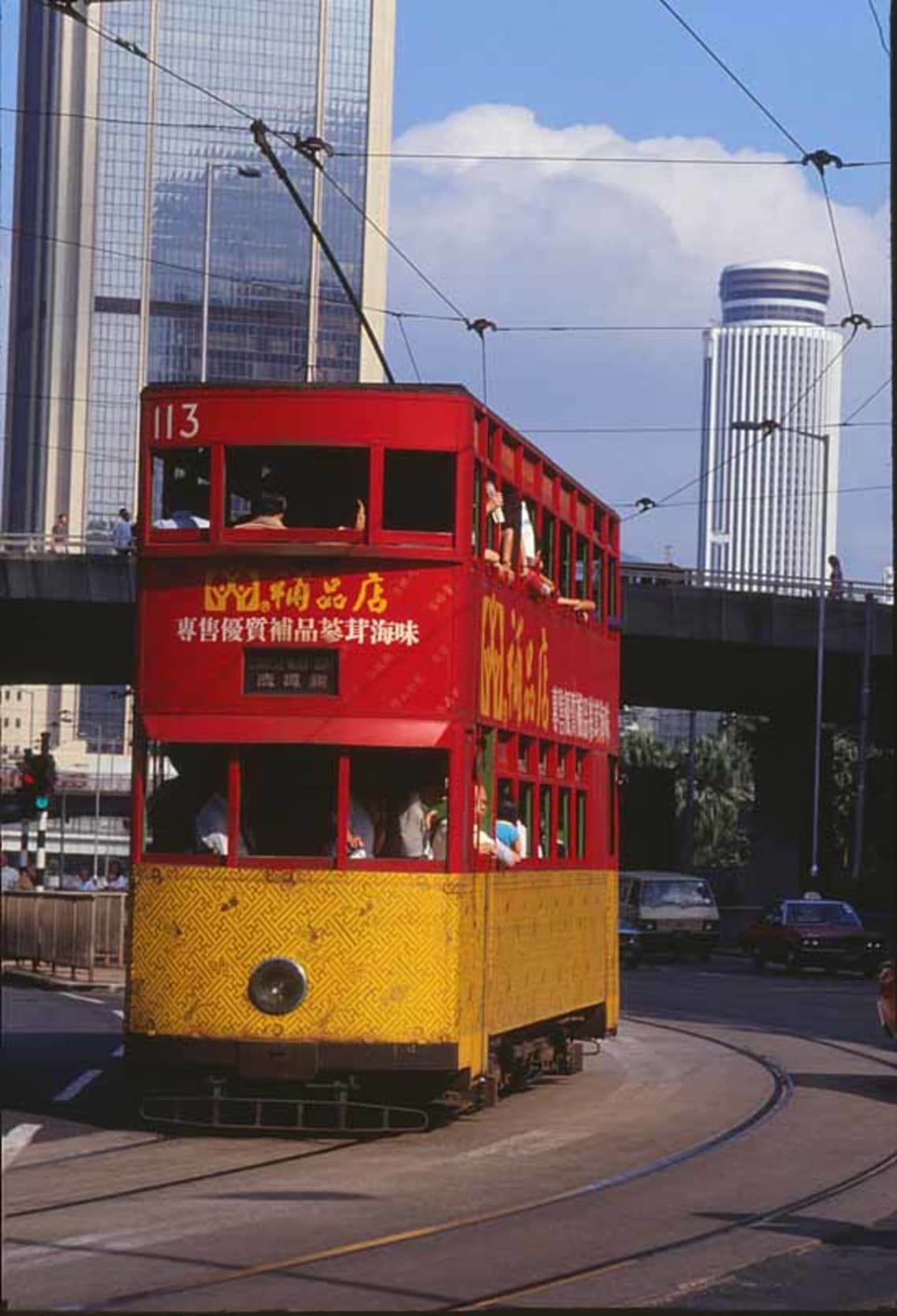 香港は路面電車が2階建て。バスも2階建て車だ