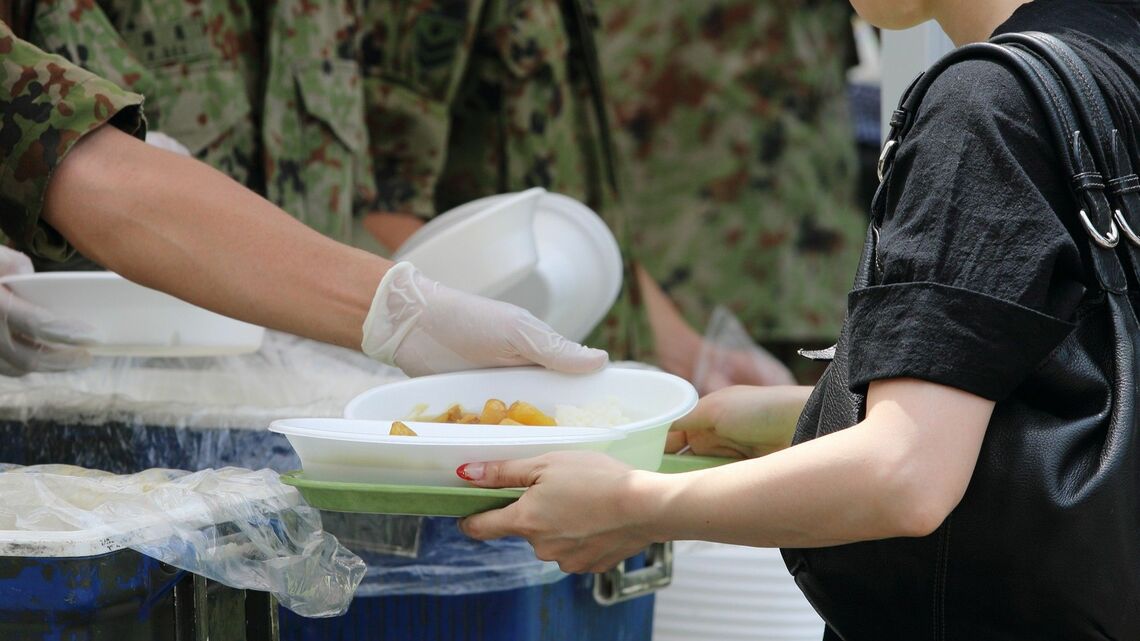 避難所の生活では「人が変わる」ことも多いという（写真：CHAI／PIXTA）