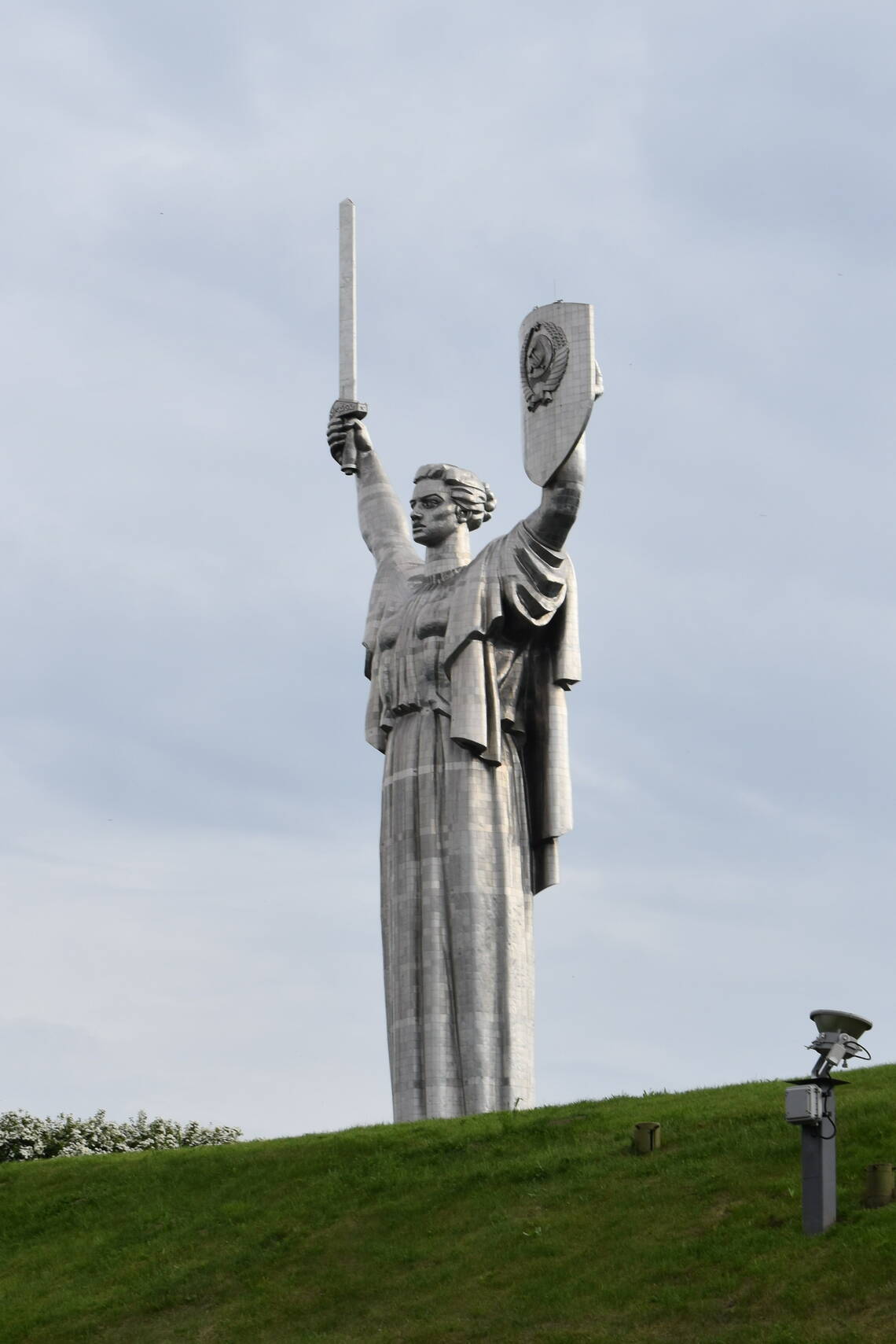 キーウ市内に建つ巨大な対ナチス・ドイツ戦勝記念碑「祖国のモニュメント」。盾に描かれていたソ連の国章が、8月初め、ウクライナの国章に取り換えられた（筆者撮影）