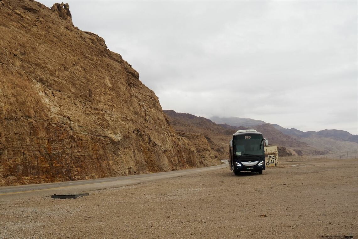ハイウェイというより見通しのいい山道といった趣のデッドシー・ハイウェイ（筆者撮影）