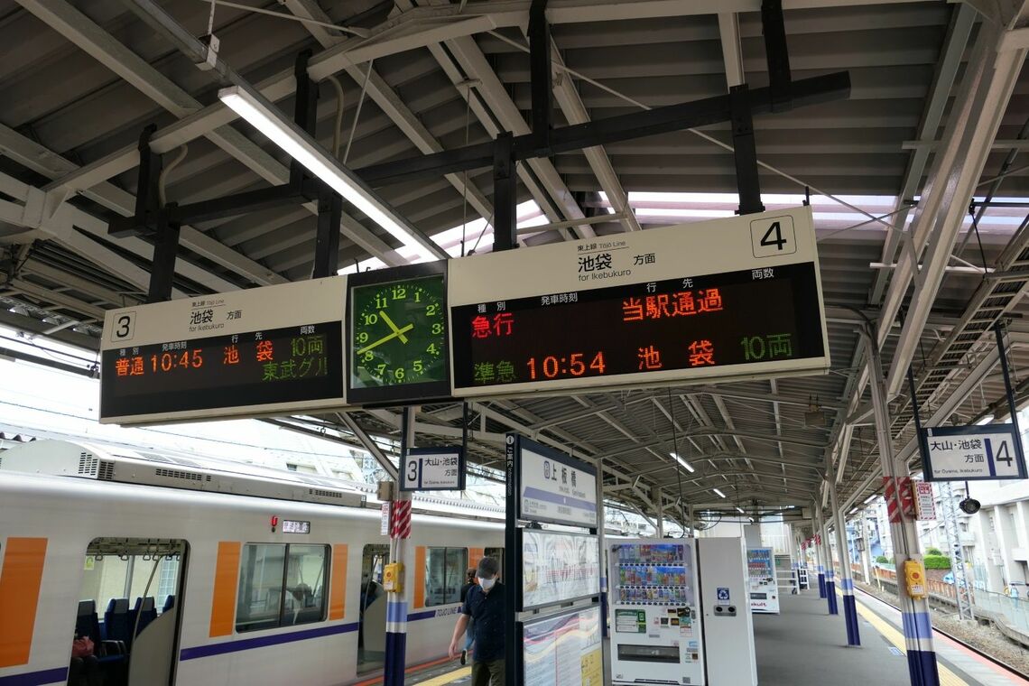 3番線に普通電車。4番線は急行通過のあと、準急が停車する（記者撮影）