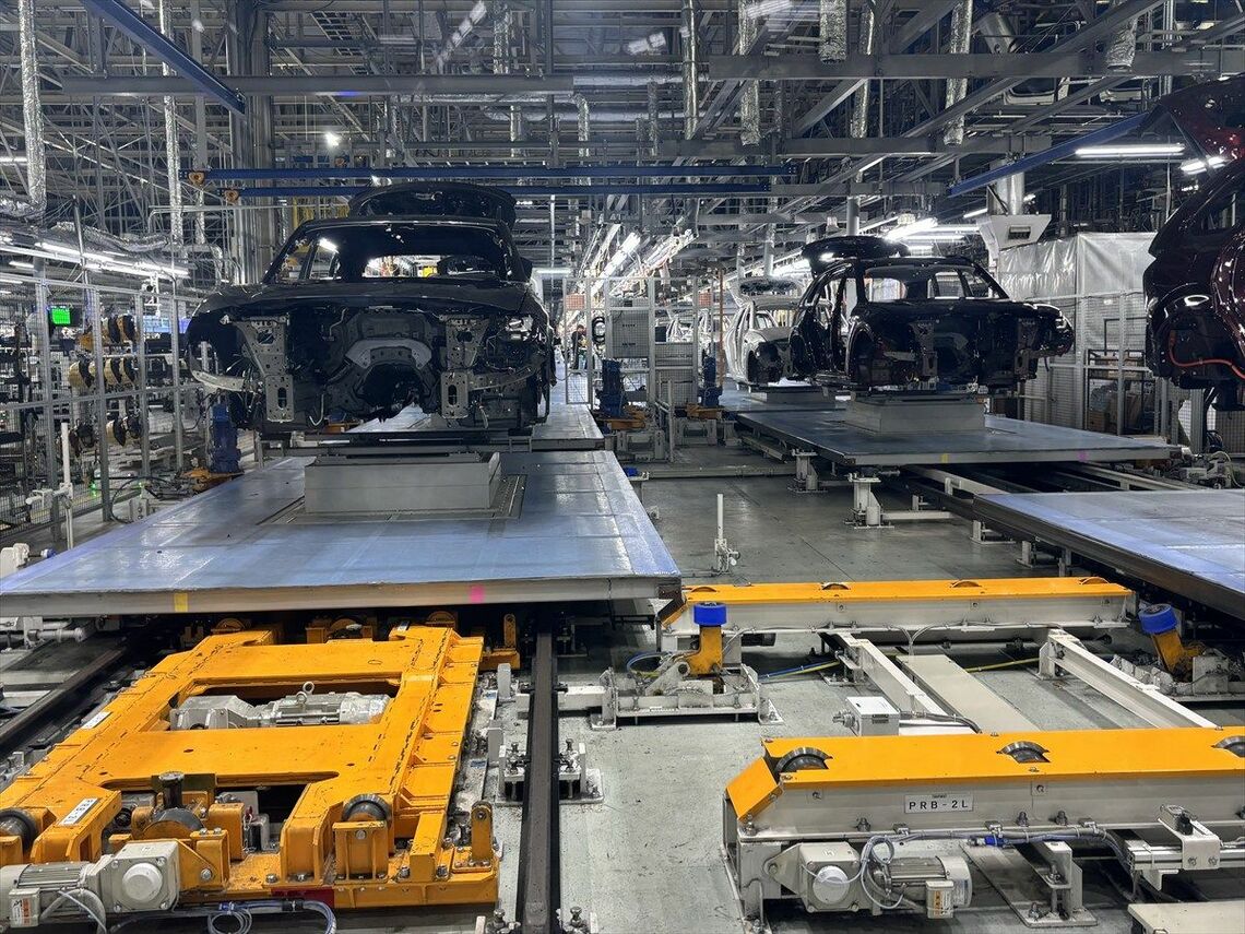 写真ではわかりづらいが、さまざまな車種やグレードが混流で生産される（筆者撮影）