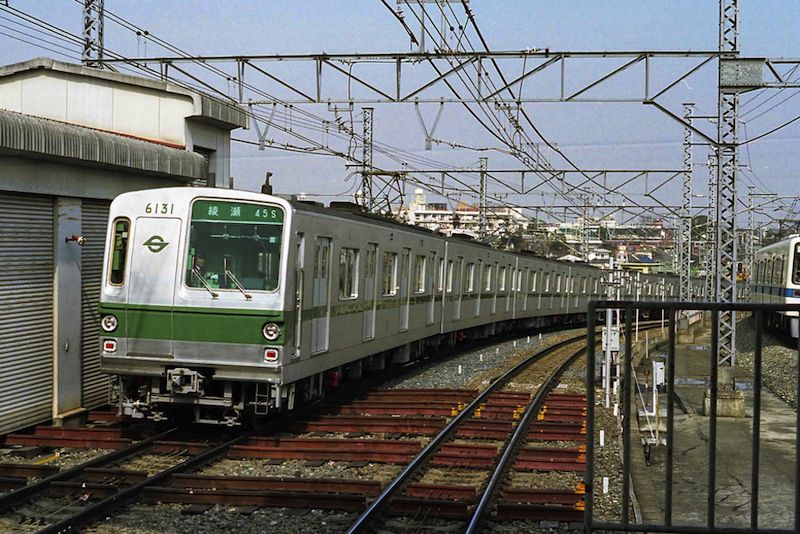 営団地下鉄（当時）千代田線6000系のCT車6100形にも新製当初はパンタグラフを搭載していた。このパンタグラフは後に撤去されている（筆者撮影）