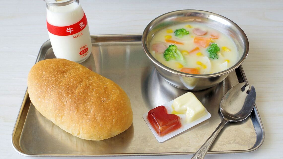 なぜ、給食ネタは話題になりがちなのでしょうか(写真:Chi-/PIXTA/写真はイメージで、話題になった写真とは異なるものです)
