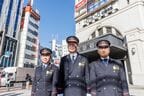 浅草駅ビルの正面に立つ3駅長
