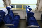 12000系の座席。プライバシーに配慮した