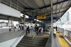 1階の改札へ向かう階段