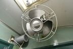 運転席の扇風機には日本国有鉄道時代のマークが残る