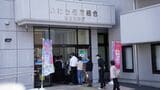 報告書発表から最初の営業日となった6月2日、預金の引き出しを求めて開店前から顧客が並んだ（記者撮影）