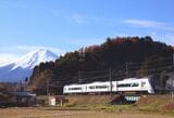 富士急行線内を特急「富士回遊」として走るE353系（撮影：南正時）
