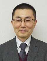 本田 秀夫（ほんだ・ひでお） 信州大学医学部子どものこころの発達医学教室教授、信州大学医学部附属病院子どものこころ診療部部長 1988年東京大学医学部卒。医学博士。専門は発達精神医学。91年から横浜市総合リハビリテーションセンター。2009年4月から10年8月まで横浜市西部地域療育センター長を兼務。11年4月、山梨県立こころの発達総合支援センター開設に伴い、同所長に就任。14年4月より信州大学医学部附属病院子どものこころ診療部部長、18年4月より現職。日本自閉スペクトラム学会理事長。日本児童青年精神医学会理事。日本精神科診断学会理事。日本発達障害学会評議員。日本自閉症協会理事。日本授業UD学会理事。『学校の中の発達障害』（SBクリエイティブ）など、著書多数 （写真：本人提供）