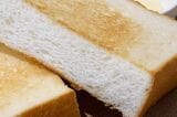 厚切り食パンの断面