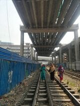 バングラデシュでは線路の上を当たり前のように歩行者が通行している。ゴミや水たまり、バイクや車が行き交う道路より、線路の方が歩きやすいなどの理由があるのだろう（筆者撮影）