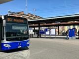 チューリッヒ郊外・ウスター駅に発着するバス。列車と連携したダイヤは30分で一巡している（筆者撮影）