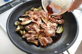 調味料を加えた豚肉