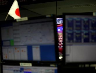 日経平均は327円安､米政権を巡る混乱嫌気