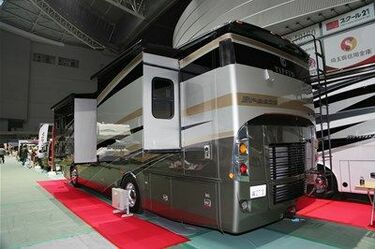 約5000万円の豪華絢爛キャンピングカー売れる謎 全長9.9mと規格外の