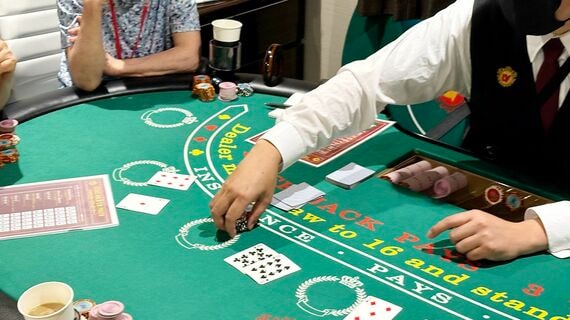 ポーカーを楽しむ様子