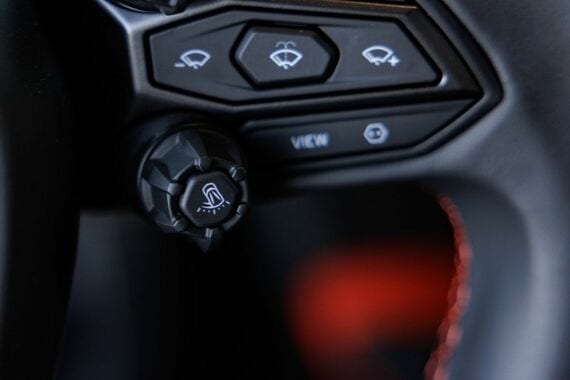このダイヤルスイッチでドリフトモードを起動、かつ3つのモードが選べる（写真：Automobili Lamborghini）