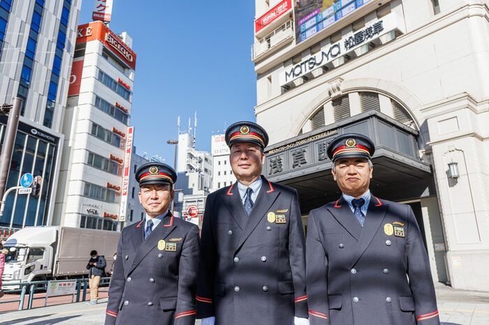 浅草駅ビルの正面に立つ3駅長