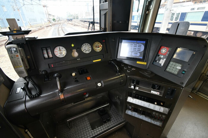 運転台の計器はアナログ式が中心となっている