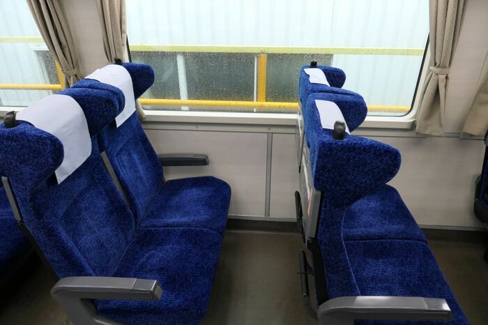 12000系の座席。プライバシーに配慮した