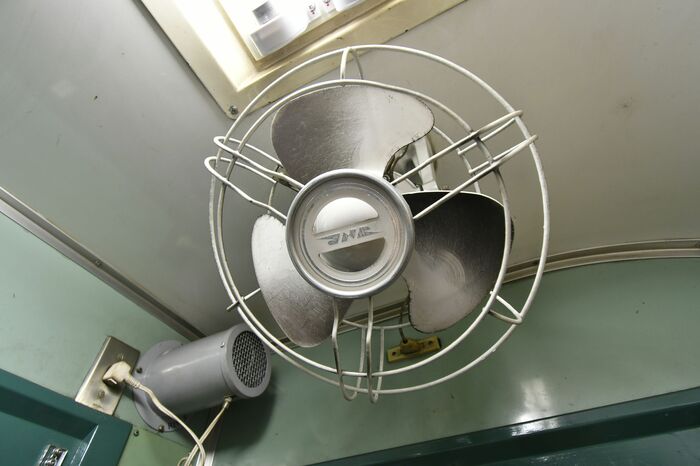 運転席の扇風機には日本国有鉄道時代のマークが残る