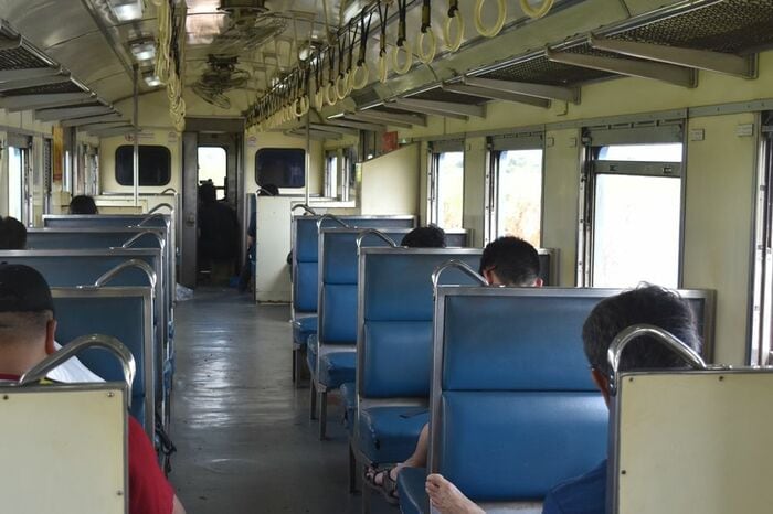 THN系気動車の車内。まるで日本のローカル線だ