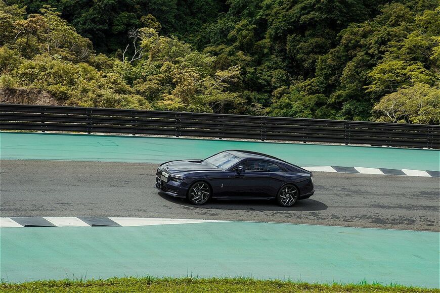 ロールス・ロイス「ブラック・バッジ・スペクター」（写真：ロールス・ロイス・モーター・カーズ）