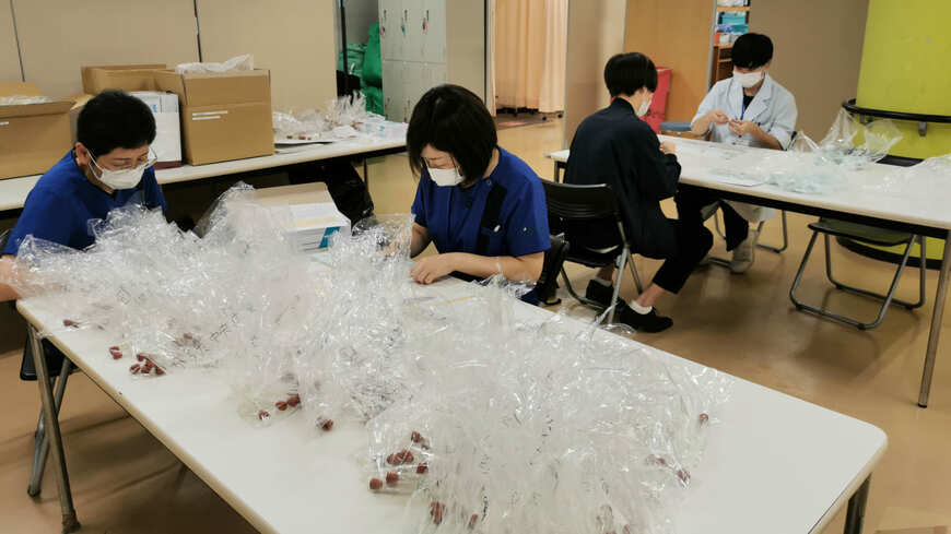 採血スピッツにバーコードを貼り付ける医学生（筆者提供）この記事の画像を見る(◯枚)