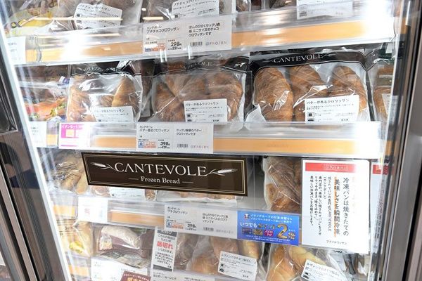 パンが並ぶショーケース。イオングループのベーカリー専門店「カンテボーレ」ブランドのパンも。その他窯で焼く前のパン生地なども並ぶ（撮影：風間仁一郎）