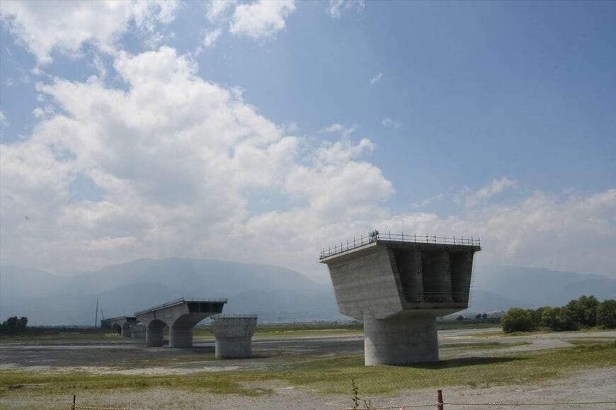 リニア中央新幹線釜無川橋梁の橋脚（記者撮影）