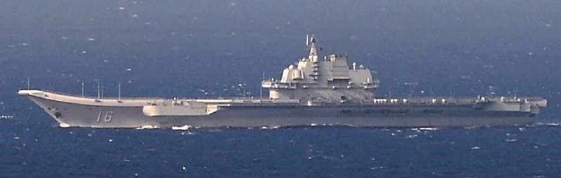 　１２月２７日、台湾の馮世寬・国防部長（国防相）は、軍の式典で講演し、「敵の脅威が日に日に拡大している。われわれは常に戦闘への警戒を維持する必要がある」と述べ、戦闘員の訓練を強化すべきとの認識を示した。写真は東シナ海を運航中の中国軍の空母「遼寧」。日本の自衛隊による提供写真。２５日撮影（２０１６年　ロイター）
