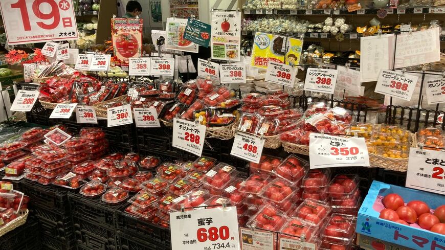 オオゼキ下北沢店こだわりのトマトコーナー。トマトひとつとっても品揃えは大関屋青果店とまったく違う（写真：筆者撮影）