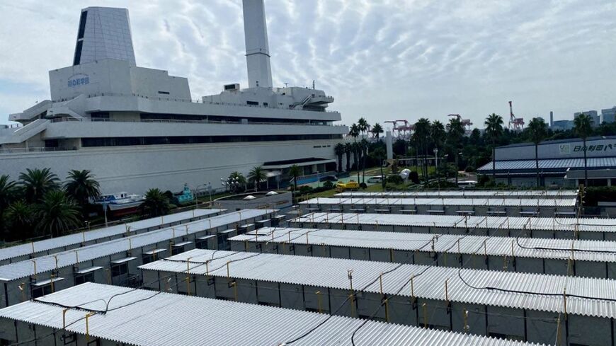 お台場にある「船の科学館」前に昨年設置されたプレハブ施設。9月11日から治療が必要なコロナ患者の受け入れが始まった（記者撮影）