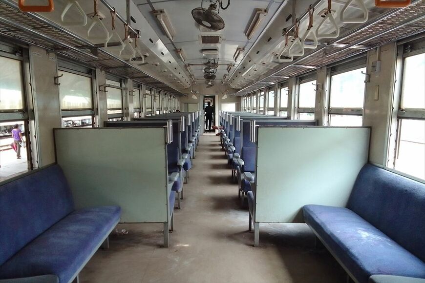 ヤンゴン中央駅出発時点では非常にすいている車内（筆者撮影）