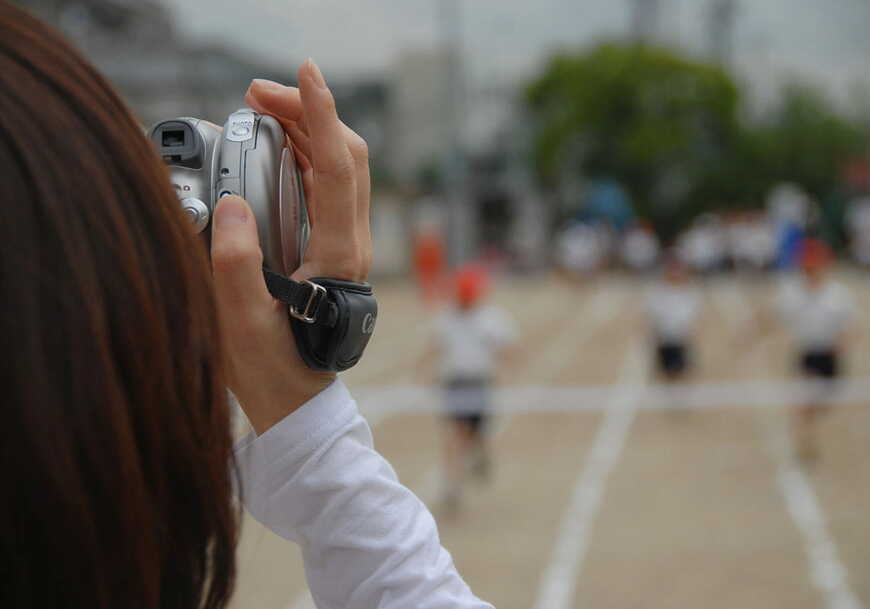 徒競走でゴールインするわが子の顔を前から写真に収めたいと学校側に要求する保護者もいる（画像は massan111 / PIXTA）