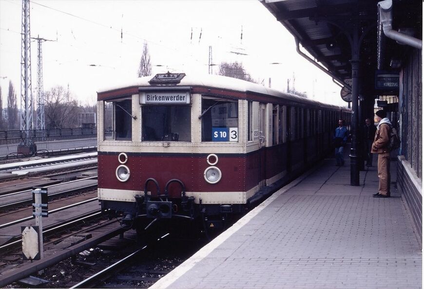 戦前から活躍していた当時のベルリンSバーン最古参、475系電車。旧東ベルリンのあずき色の車両もごく稀に見られた（撮影：橋爪智之）
