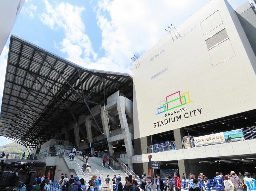 スタジアムに隣接する商業施設（写真：筆者撮影）