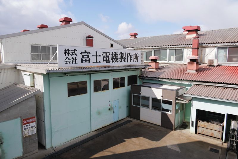 大阪府交野市の富士電機製作所。長年鉄道モーターの修繕に携わり、独自技術も多く確立してきた（筆者撮影）