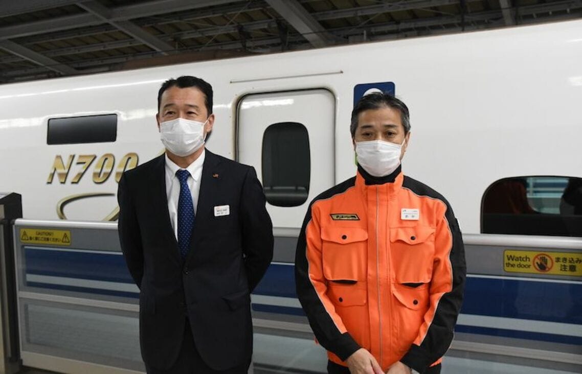 JR東海の井上陽介・関西支社管理部長（左）とJR西日本