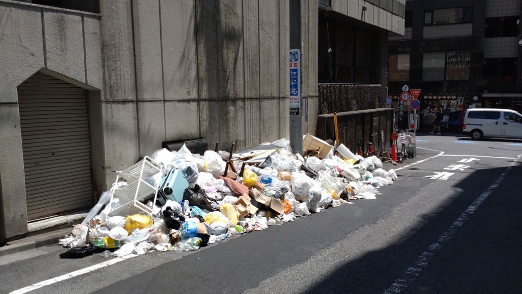 歌舞伎町にできた「勝手ごみ置き場」。2023年8月（筆者撮影）