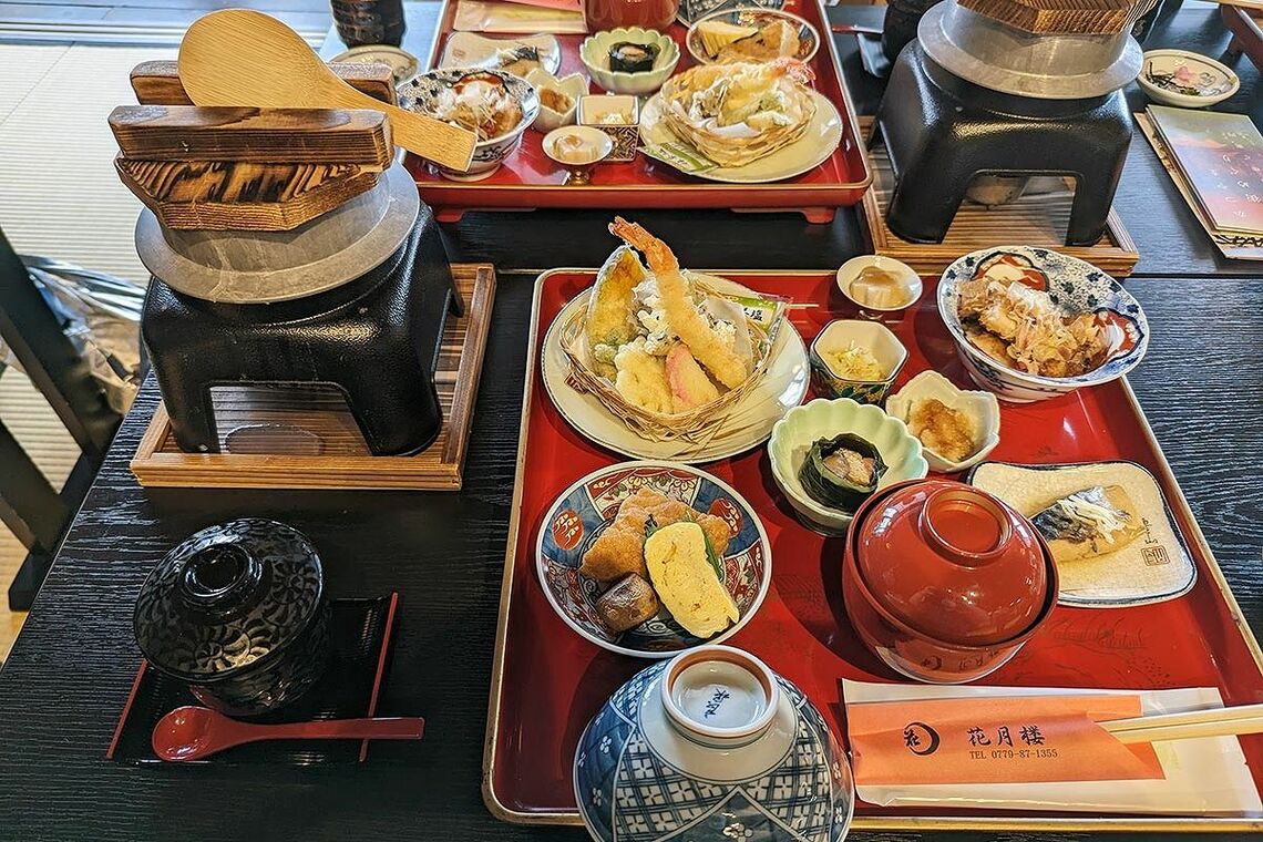 福井県勝山市「花月楼」で提供される食事「釜炊きボッカケ御膳」（写真：恵 知仁）