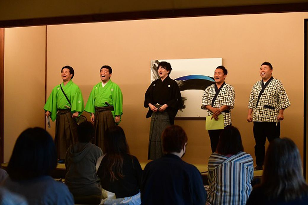 「狂言ワークショップ」で狂言師の野村太一郎（中央）から観客と一緒に所作を教わる芸人・すゑひろがりず（左）（写真：吉本興業提供）