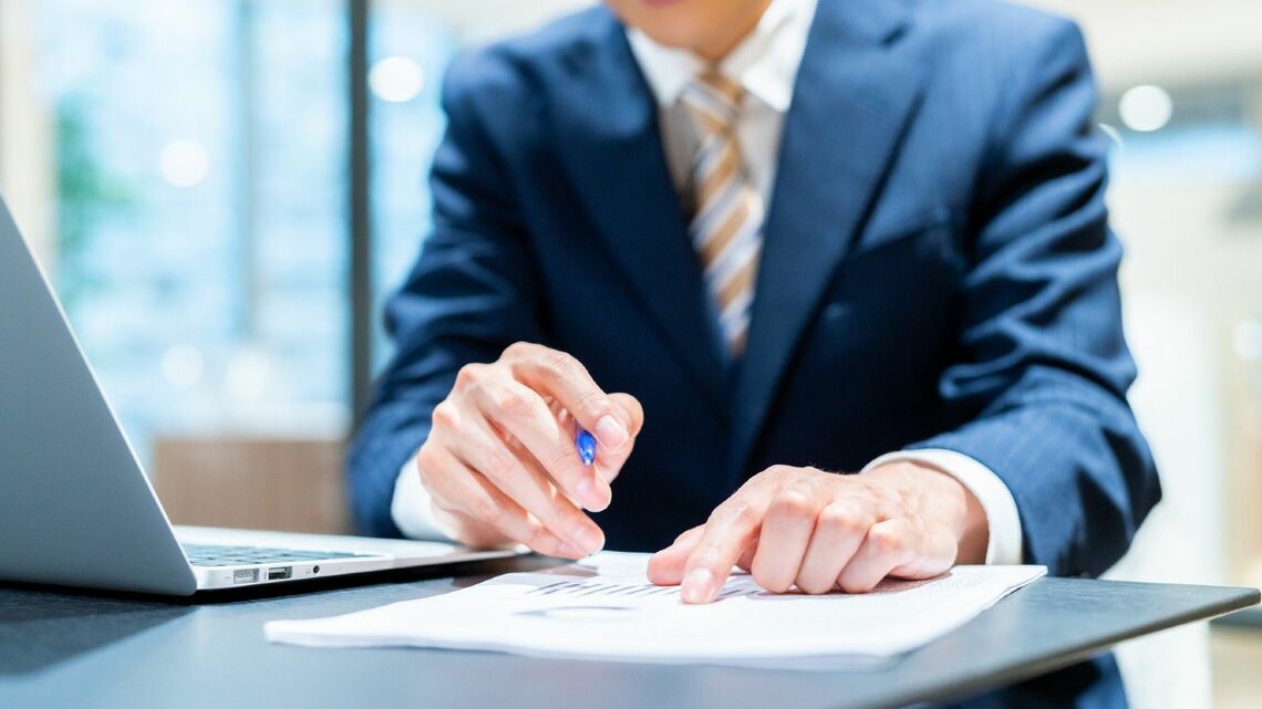 報告書を書いている男性