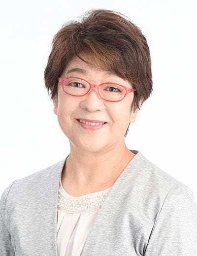 伊藤寛子（いとう・ひろこ）学校片づけアドバイザー2006年に31年間務めた公立小学校の教職を辞め、インテリア関連の資格を複数取得。08年からゆうゆう素敵工房を主宰し、整理収納アドバイザーとして活動。14年から日本収納検定協会の収育士としてテキスト作りやセミナーを担当。横浜市内の小学校の教育環境整備に携わったことを機に、学校や保育園などの環境改善の助言や整備も開始。インテリアコーディネーター、整理収納アドバイザー1級、ファイリングデザイナー2級、オフィス環境診断士など資格取得多数。著書に『学校の片づけ術 今日からできて、「キレイ」が続く仕組み作り』（学事出版）