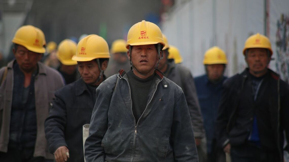 中国の人口減少の加速は、経済活動に大きな打撃を与えるのが必至だ。写真は高齢化が進む中国の建設労働者（イメージ）