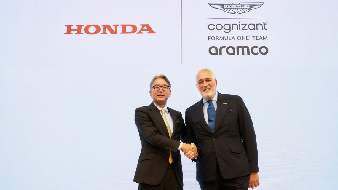 ホンダの三部敏宏社長(左)は複数のチームと交渉した末に、アストン・マーティンを選んだことを明かした(写真:ホンダ)